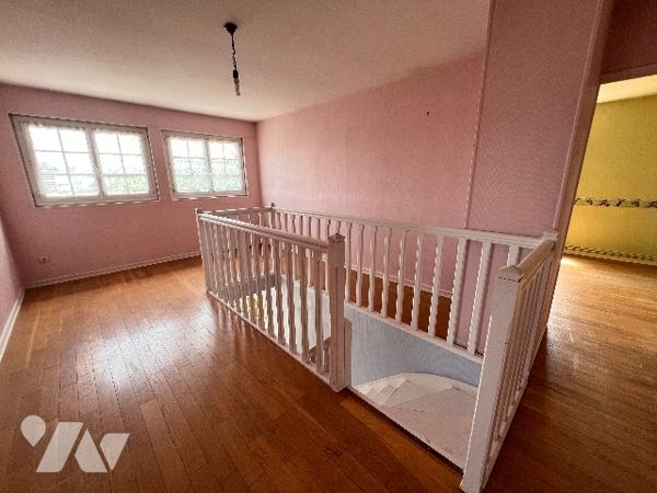 A vendre à Soissons, maison avec chambres et commodités rez-de-chaussée.