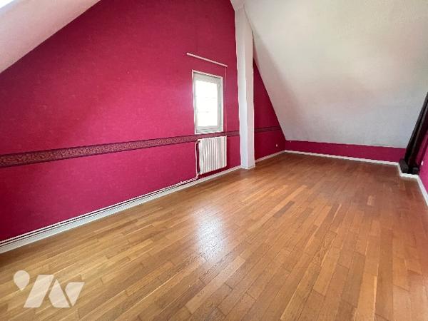 A vendre à Soissons, maison avec chambres et commodités rez-de-chaussée.