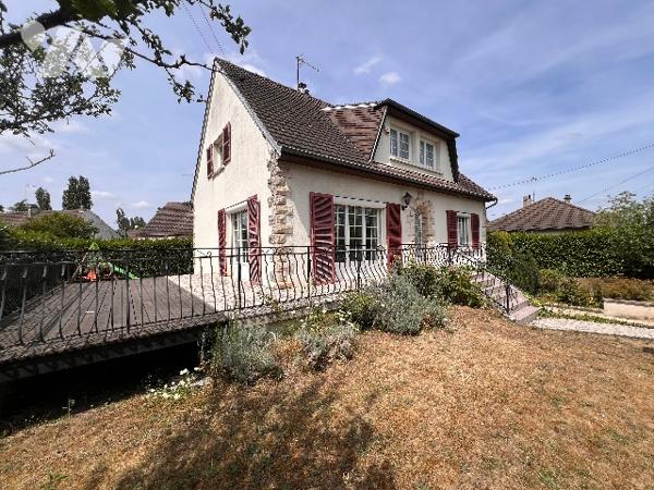 A vendre à Soissons, maison avec chambres et commodités rez-de-chaussée.