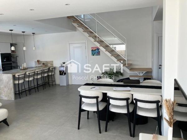 Maison contemporaine sur Loire Authion, exposition SE, avec piscine.