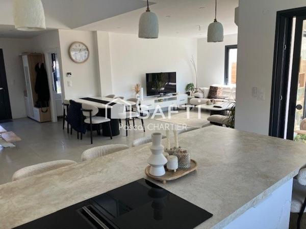 Maison contemporaine sur Loire Authion, exposition SE, avec piscine.