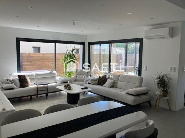 Maison contemporaine sur Loire Authion, exposition SE, avec piscine.