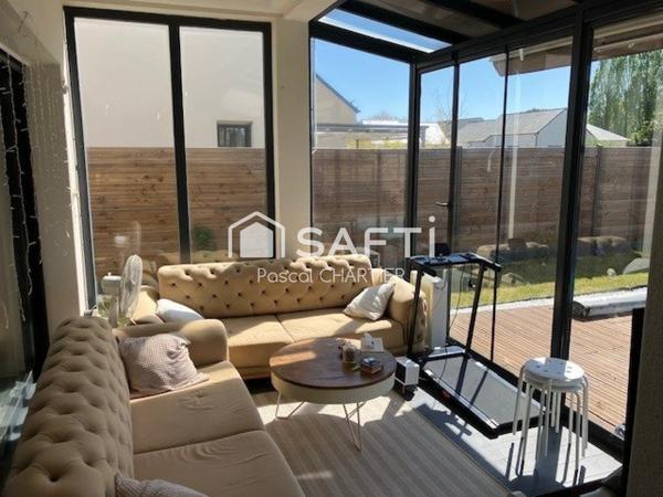 Maison contemporaine sur Loire Authion, exposition SE, avec piscine.