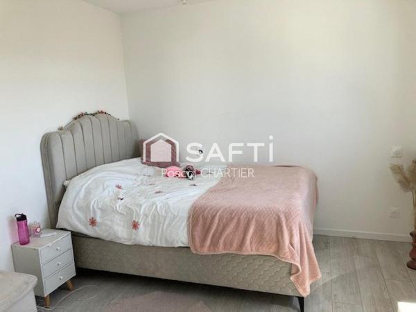 Maison contemporaine sur Loire Authion, exposition SE, avec piscine.