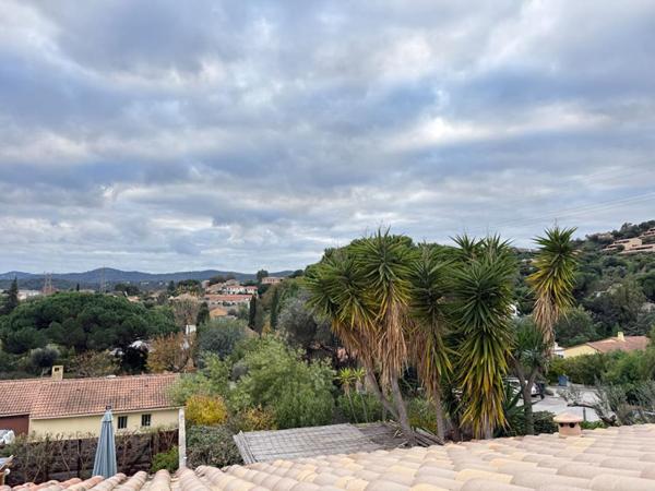 Mazet T2 mezzanine avec terrasses et vue collines ? Bormes-les-Mimosas