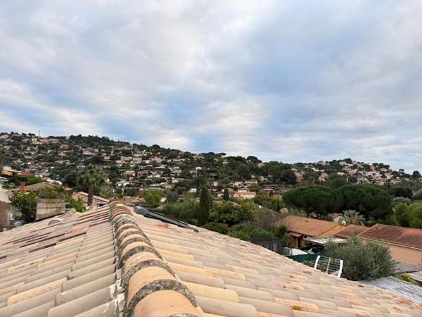 Mazet T2 mezzanine avec terrasses et vue collines ? Bormes-les-Mimosas