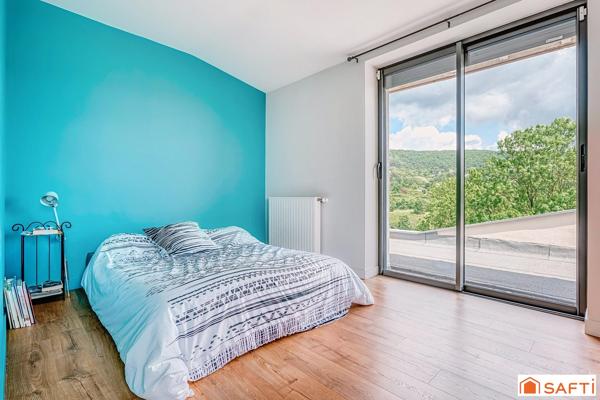Certaines maisons valent surtout pour ce qu’elles dégagent, Celle-ci commence par la vue.