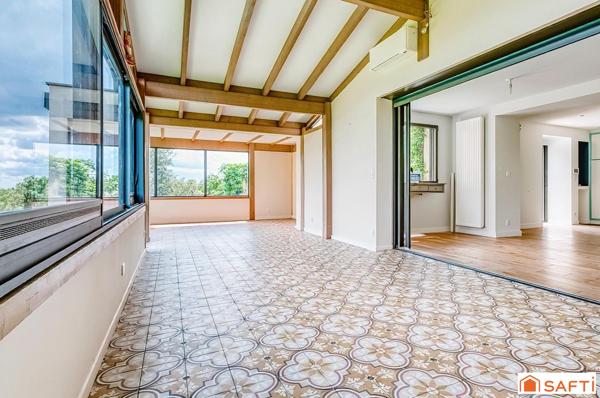 Certaines maisons valent surtout pour ce qu’elles dégagent, Celle-ci commence par la vue.