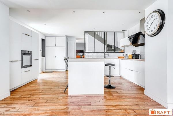 Certaines maisons valent surtout pour ce qu’elles dégagent, Celle-ci commence par la vue.