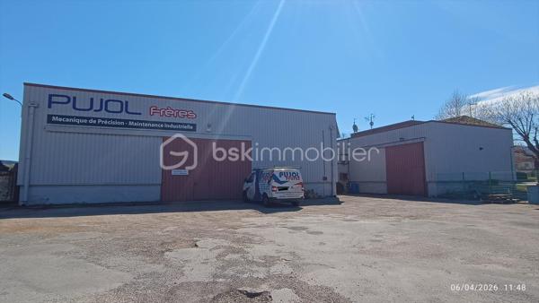 En exclusivité sur la commune d'AUSSILLON,
Je vous propose un local industriel/entrepôt stratégiquement situé à proximité immédiate des principaux axes routiers et des zones industrielles. Ce site, implanté sur un terrain de 2 600 m², se compose de deux entrepôts, d'une salle de réunion et de bureaux récemment rénovés.
Cette propriété polyvalente est idéale pour diverses activités, notamment industrielles, logistiques ou de stockage.

Caractéristiques principales :

* **Surface totale :** environ 1 200 m²
* **Bâtiment principal :** environ 700 m² avec une hauteur sous plafond de 6,2 m, équipé d'un grand portail coulissant.
- Bâtiment d'environ 200 m² avec une hauteur sous plafond de 5,10 m et un grand portail coulissant.
- Des bureaux, des vestiaires et une salle de repos intégrés et fonctionnels d'une superficie d'environ 250 m².
- Un bâtiment en excellent état général, caractérisé par des volumes généreux et une accessibilité optimale.
- Un vaste parking, dimensionné pour accueillir aussi bien les véhicules légers que les poids lourds, optimisant ainsi les opérations logistiques.
- Une configuration des locaux favorisant une remise en service rapide ou une réaffectation stratégique en fonction des projets. Les bâtiments peuvent être exploités de manière unitaire ou dissociée.
Équipements et confort :
- Des menuiseries neuves au sein des bureaux et de la salle de repos.
- Un système de climatisation réversible installé dans les bureaux.
- Les bâtiments sont raccordés au réseau d'assainissement collectif.
- L'alimentation électrique est assurée par un contrat tarif vert.

En complément : une centrale photovoltaïque est opérationnelle, avec un contrat d'autoconsommation et de revente du surplu