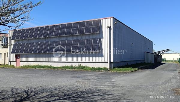 En exclusivité sur la commune d'AUSSILLON,
Je vous propose un local industriel/entrepôt stratégiquement situé à proximité immédiate des principaux axes routiers et des zones industrielles. Ce site, implanté sur un terrain de 2 600 m², se compose de deux entrepôts, d'une salle de réunion et de bureaux récemment rénovés.
Cette propriété polyvalente est idéale pour diverses activités, notamment industrielles, logistiques ou de stockage.

Caractéristiques principales :

* **Surface totale :** environ 1 200 m²
* **Bâtiment principal :** environ 700 m² avec une hauteur sous plafond de 6,2 m, équipé d'un grand portail coulissant.
- Bâtiment d'environ 200 m² avec une hauteur sous plafond de 5,10 m et un grand portail coulissant.
- Des bureaux, des vestiaires et une salle de repos intégrés et fonctionnels d'une superficie d'environ 250 m².
- Un bâtiment en excellent état général, caractérisé par des volumes généreux et une accessibilité optimale.
- Un vaste parking, dimensionné pour accueillir aussi bien les véhicules légers que les poids lourds, optimisant ainsi les opérations logistiques.
- Une configuration des locaux favorisant une remise en service rapide ou une réaffectation stratégique en fonction des projets. Les bâtiments peuvent être exploités de manière unitaire ou dissociée.
Équipements et confort :
- Des menuiseries neuves au sein des bureaux et de la salle de repos.
- Un système de climatisation réversible installé dans les bureaux.
- Les bâtiments sont raccordés au réseau d'assainissement collectif.
- L'alimentation électrique est assurée par un contrat tarif vert.

En complément : une centrale photovoltaïque est opérationnelle, avec un contrat d'autoconsommation et de revente du surplu