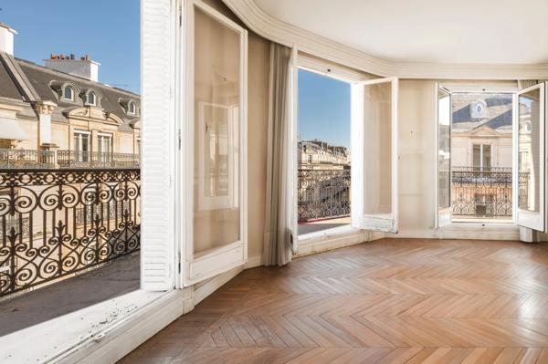 Appartement Paris 8 e - TRIANGLE D'OR / MARBEUF