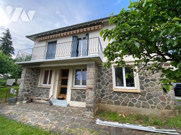 AURILLAC, quartier stade, sur 417m² de terrain maison d'habitation comprenant,  RDC : entrée, c...