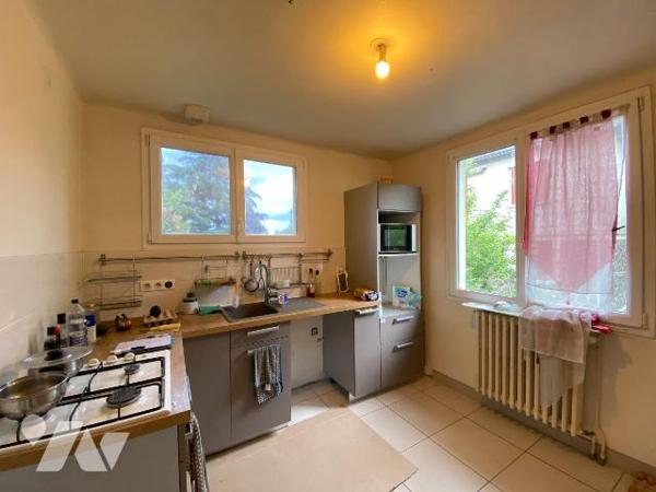 AURILLAC, quartier stade, sur 417m² de terrain maison d'habitation comprenant,  RDC : entrée, c...