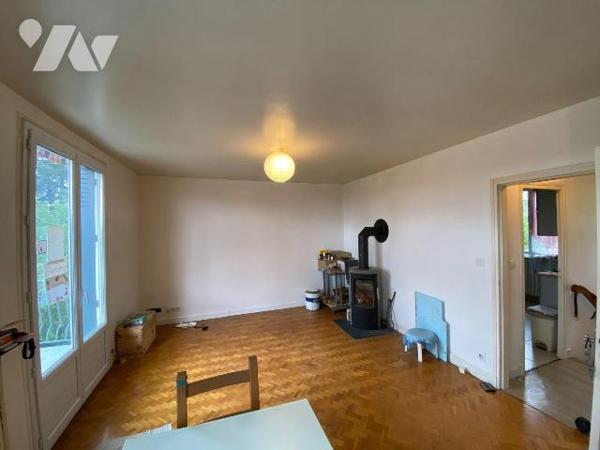 AURILLAC, quartier stade, sur 417m² de terrain maison d'habitation comprenant,  RDC : entrée, c...