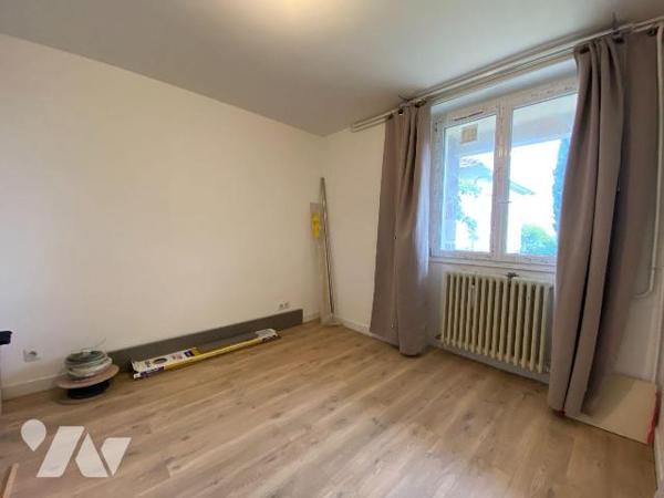 AURILLAC, quartier stade, sur 417m² de terrain maison d'habitation comprenant,  RDC : entrée, c...