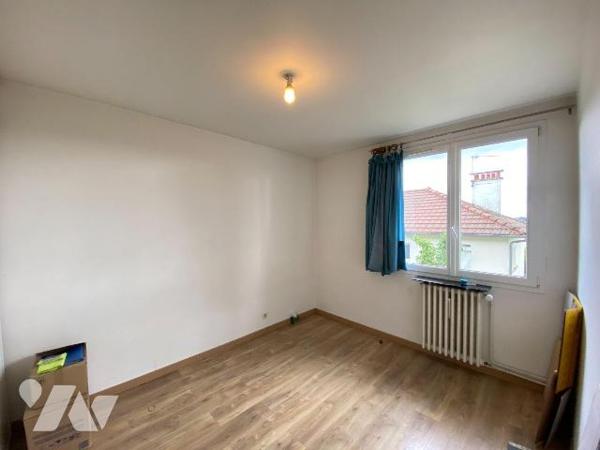 AURILLAC, quartier stade, sur 417m² de terrain maison d'habitation comprenant,  RDC : entrée, c...