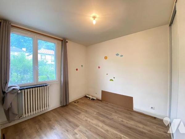 AURILLAC, quartier stade, sur 417m² de terrain maison d'habitation comprenant,  RDC : entrée, c...
