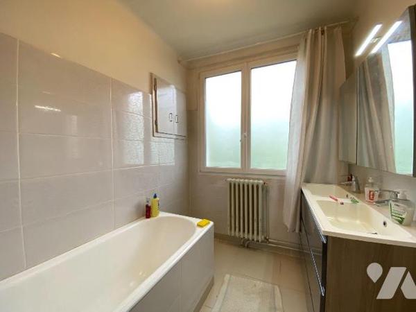 AURILLAC, quartier stade, sur 417m² de terrain maison d'habitation comprenant,  RDC : entrée, c...