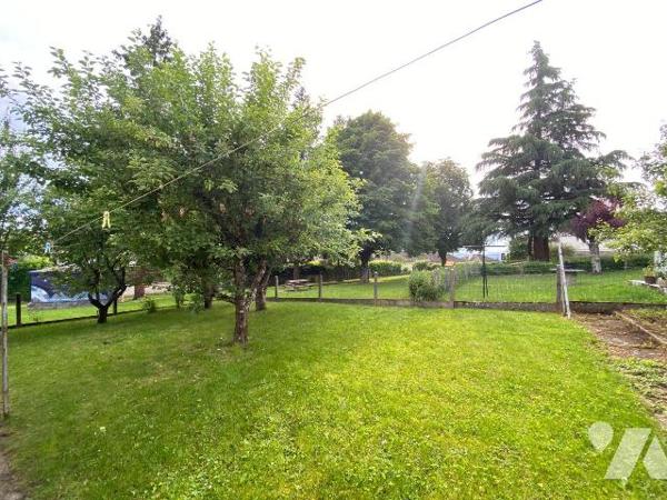 AURILLAC, quartier stade, sur 417m² de terrain maison d'habitation comprenant,  RDC : entrée, c...