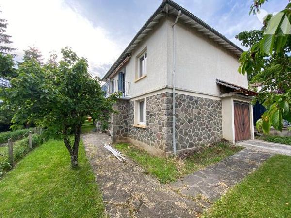 AURILLAC, quartier stade, sur 417m² de terrain maison d'habitation comprenant,  RDC : entrée, c...