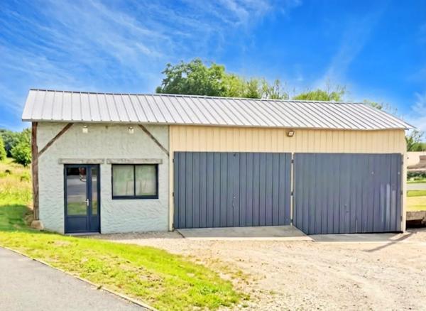 Vente                                                      Local commercial
                        
                     1 pièces                      230 m2                     à Cuy-Saint-Fiacre