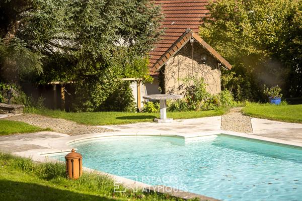 Maison en pierre avec sa piscine