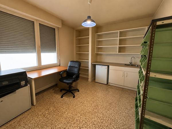 Local commercial à vendre à Marignane  de 128 m² avec 5 places de stationnement