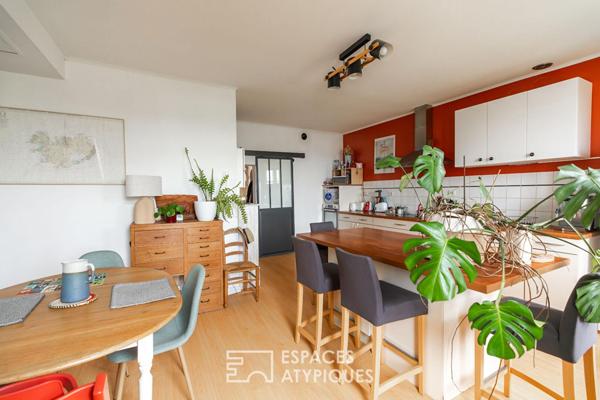 Esprit maison de ville : duplex rénové avec charme et terrasse bois
