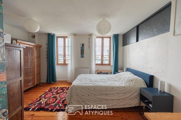 Esprit maison de ville : duplex rénové avec charme et terrasse bois