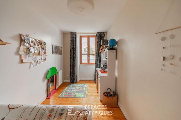 Esprit maison de ville : duplex rénové avec charme et terrasse bois