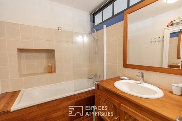 Esprit maison de ville : duplex rénové avec charme et terrasse bois