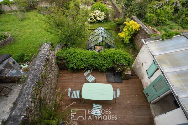 Esprit maison de ville : duplex rénové avec charme et terrasse bois