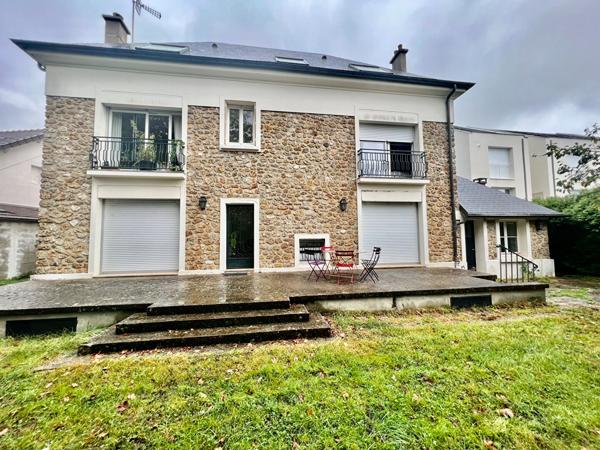 "Voisins-le-Bretonneux Village" - "Comme une maison" bel appartement de 4 pièces de 66 m² ! Loyer 1 471.07 €/mois charges comprises **  - Référence  21436