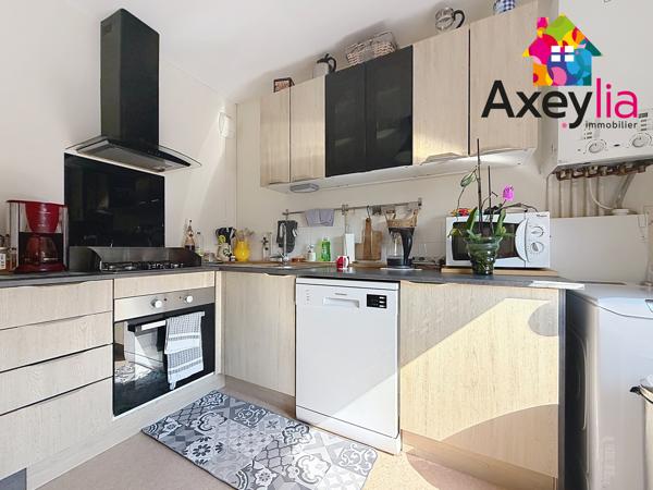 A VENDRE - ROANNE - APPARTEMENT RÉNOVÉ ET EN DUPLEX AVEC TROIS CHAMBRES, TERRASSE ET STATIONNEMENT SOUTERRAIN