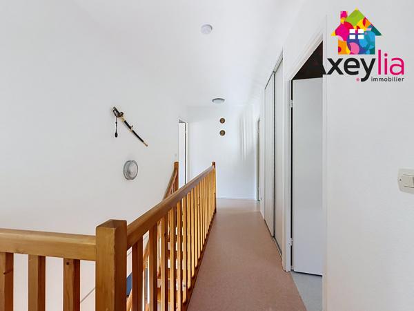 A VENDRE - ROANNE - APPARTEMENT RÉNOVÉ ET EN DUPLEX AVEC TROIS CHAMBRES, TERRASSE ET STATIONNEMENT SOUTERRAIN