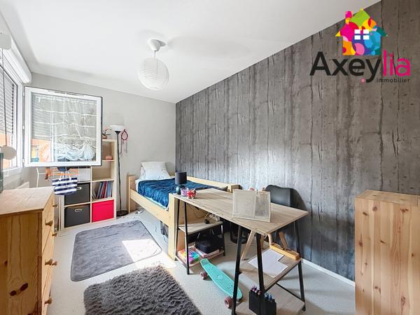 A VENDRE - ROANNE - APPARTEMENT RÉNOVÉ ET EN DUPLEX AVEC TROIS CHAMBRES, TERRASSE ET STATIONNEMENT SOUTERRAIN