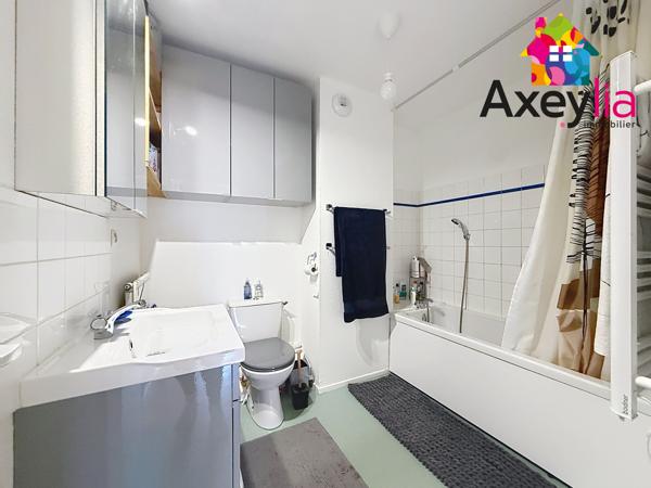 A VENDRE - ROANNE - APPARTEMENT RÉNOVÉ ET EN DUPLEX AVEC TROIS CHAMBRES, TERRASSE ET STATIONNEMENT SOUTERRAIN