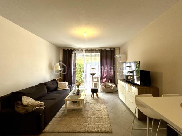 MÉRIGNAC BEUTRE – T2 EN REZ-DE-CHAUSSÉE AVEC TERRASSE, PARKING COUVERT ET TRANSPORTS À PROXIMITÉ

Un extérieur, une résidence récente et une localisation pratique : découvrez ce 2 pièces de 44,2 m² situé à Mérignac Beutre, extra-rocade.

Au sein d’une résidence construite en 2013, venez découvrir cet appartement 2 pièces de 44,2 m² situé en rez-de-chaussée, vendu libre de toute occupation.

L’entrée, équipée d’un placard, dessert une agréable pièce de vie composée d’un séjour avec cuisine équipée, ouvrant directement sur une terrasse d’environ 6 m² exposée Sud. Un véritable espace extérieur pour profiter des beaux jours et aménager un coin repas ou détente.

L’espace nuit se compose d’une chambre d’environ 13 m² avec placard, ainsi que d’une salle d’eau.

Le logement bénéficie d’un chauffage individuel au gaz.

Une place de stationnement couverte et sécurisée complète ce bien.

Côté emplacement, vous profitez d’une desserte en transports en commun particulièrement pratique avec les lignes de bus 20 et 30 à proximité, ainsi que la ligne 39 permettant de rejoindre directement l’aéroport de Bordeaux-Mérignac.

UN EMPLACEMENT ENTRE NATURE ET PRATICITÉ
Le secteur bénéficie d’un environnement particulièrement agréable avec la forêt du Bourgailh à proximité : un véritable espace de loisirs et de nature avec promenades, espaces de jeux pour enfants, skatepark et piste VTT.
Pour les sorties en famille, le Zoo de Bordeaux-Pessac constitue également un point d’intérêt du secteur.

LES + DU BIEN :
T2 de 44,2 m²
Rez-de-chaussée
Terrasse d’environ 6 m² exposée Sud
Séjour avec cuisine équipée
Chambre d’environ 13 m² avec placard
Entrée avec placard
Chauffage individuel au gaz
Résidence construite en 2013
Parking couvert et sécurisé
Vendu libre de toute occupation
Lignes de bus 20 et 30 à proximité
Ligne 39 directe vers l’aéroport
Secteur Mérignac Beutre, extra-rocade

Un appartement fonctionnel et bien desservi, idéal pour un premier achat, un pied-à-terre ou un investissement locatif.

Vous souhaitez le découvrir ? Contactez-moi pour organiser votre visite.