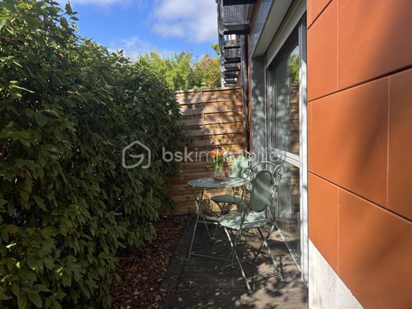 MÉRIGNAC BEUTRE – T2 EN REZ-DE-CHAUSSÉE AVEC TERRASSE, PARKING COUVERT ET TRANSPORTS À PROXIMITÉ

Un extérieur, une résidence récente et une localisation pratique : découvrez ce 2 pièces de 44,2 m² situé à Mérignac Beutre, extra-rocade.

Au sein d’une résidence construite en 2013, venez découvrir cet appartement 2 pièces de 44,2 m² situé en rez-de-chaussée, vendu libre de toute occupation.

L’entrée, équipée d’un placard, dessert une agréable pièce de vie composée d’un séjour avec cuisine équipée, ouvrant directement sur une terrasse d’environ 6 m² exposée Sud. Un véritable espace extérieur pour profiter des beaux jours et aménager un coin repas ou détente.

L’espace nuit se compose d’une chambre d’environ 13 m² avec placard, ainsi que d’une salle d’eau.

Le logement bénéficie d’un chauffage individuel au gaz.

Une place de stationnement couverte et sécurisée complète ce bien.

Côté emplacement, vous profitez d’une desserte en transports en commun particulièrement pratique avec les lignes de bus 20 et 30 à proximité, ainsi que la ligne 39 permettant de rejoindre directement l’aéroport de Bordeaux-Mérignac.

UN EMPLACEMENT ENTRE NATURE ET PRATICITÉ
Le secteur bénéficie d’un environnement particulièrement agréable avec la forêt du Bourgailh à proximité : un véritable espace de loisirs et de nature avec promenades, espaces de jeux pour enfants, skatepark et piste VTT.
Pour les sorties en famille, le Zoo de Bordeaux-Pessac constitue également un point d’intérêt du secteur.

LES + DU BIEN :
T2 de 44,2 m²
Rez-de-chaussée
Terrasse d’environ 6 m² exposée Sud
Séjour avec cuisine équipée
Chambre d’environ 13 m² avec placard
Entrée avec placard
Chauffage individuel au gaz
Résidence construite en 2013
Parking couvert et sécurisé
Vendu libre de toute occupation
Lignes de bus 20 et 30 à proximité
Ligne 39 directe vers l’aéroport
Secteur Mérignac Beutre, extra-rocade

Un appartement fonctionnel et bien desservi, idéal pour un premier achat, un pied-à-terre ou un investissement locatif.

Vous souhaitez le découvrir ? Contactez-moi pour organiser votre visite.