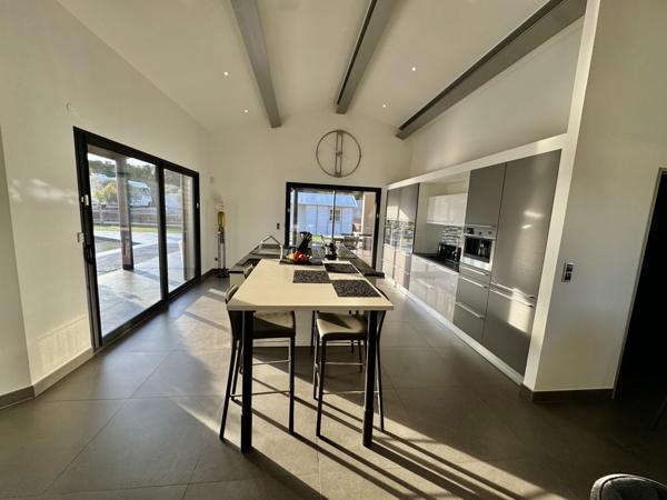 Villa contemporaine avec piscine et garages Sainte-Cécile-les-Vignes (84290)