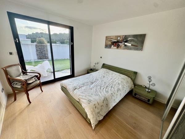 Villa contemporaine avec piscine et garages Sainte-Cécile-les-Vignes (84290)