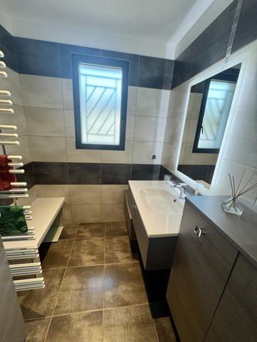 Villa contemporaine avec piscine et garages Sainte-Cécile-les-Vignes (84290)