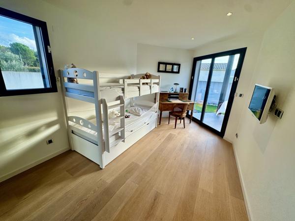 Villa contemporaine avec piscine et garages Sainte-Cécile-les-Vignes (84290)