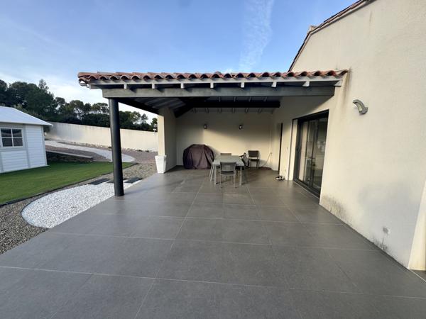 Villa contemporaine avec piscine et garages Sainte-Cécile-les-Vignes (84290)