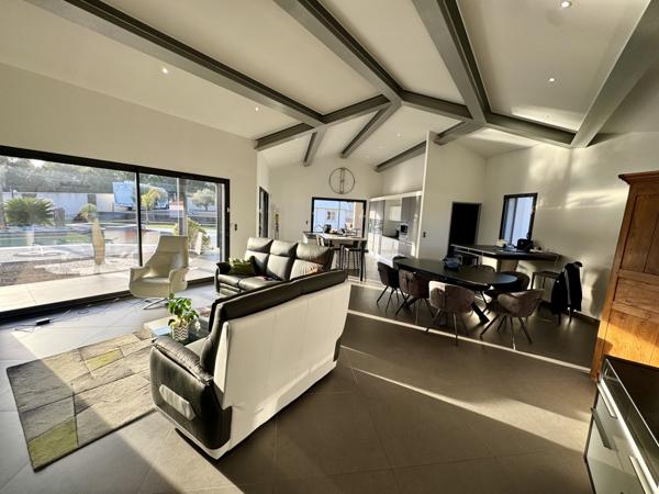 Villa contemporaine avec piscine et garages Sainte-Cécile-les-Vignes (84290)