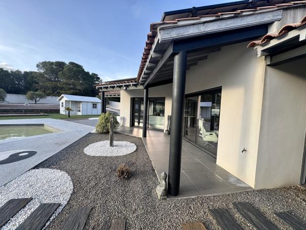 Villa contemporaine avec piscine et garages Sainte-Cécile-les-Vignes (84290)