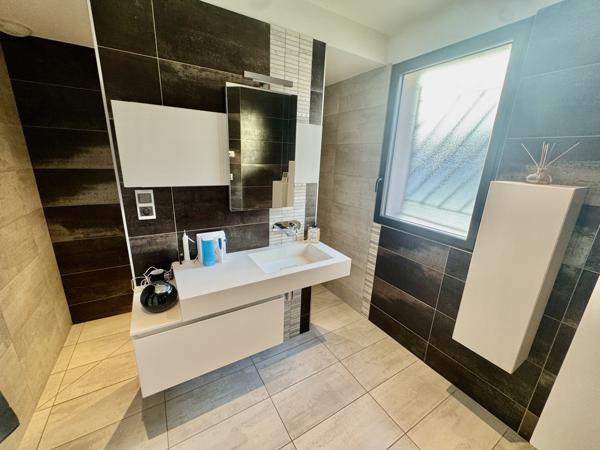 Villa contemporaine avec piscine et garages Sainte-Cécile-les-Vignes (84290)