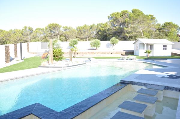 Villa contemporaine avec piscine et garages Sainte-Cécile-les-Vignes (84290)