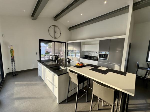 Villa contemporaine avec piscine et garages Sainte-Cécile-les-Vignes (84290)